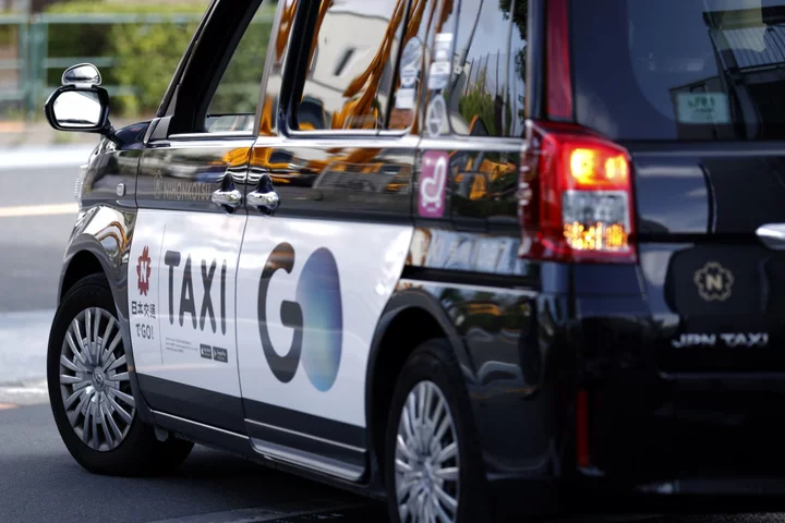 Driver Shortage Sends Japan Taxi Firms to Recruit New Graduates