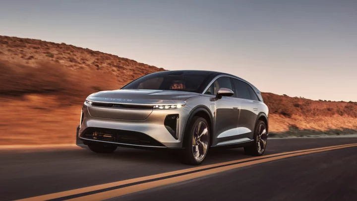 2025 Lucid Gravity 3-Row SUV Boasts 440-Mile Range and 'Ultra Compact' Battery