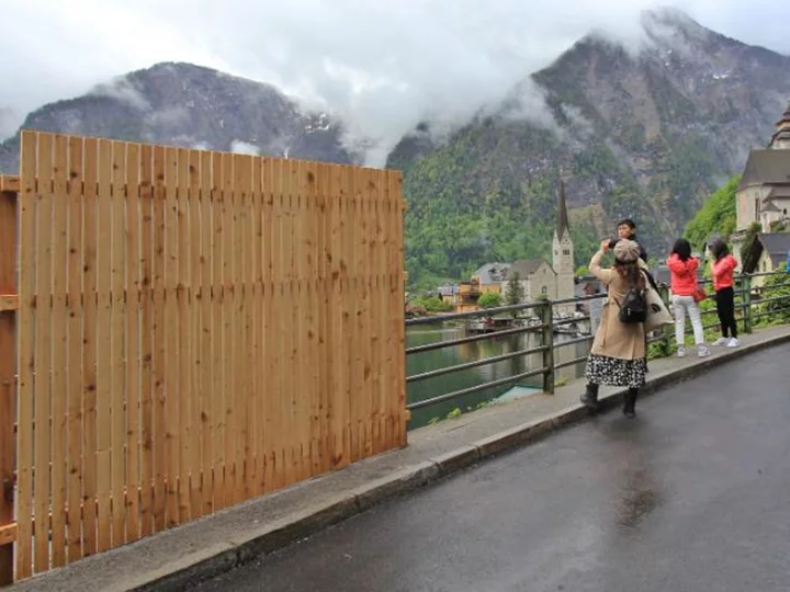 Tourist hot spot erects fence to deter selfie-takers
