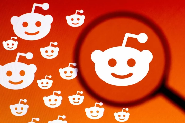 Reddit is trying to make nice with its moderators. They aren't buying it.