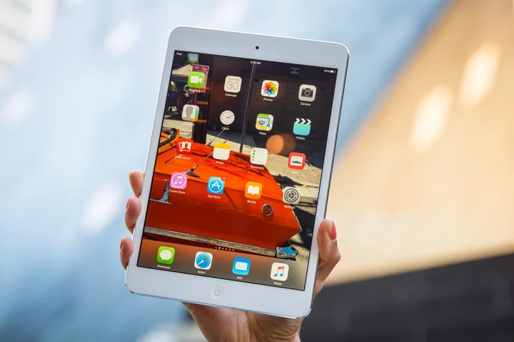 This $100 refurbished iPad mini comes with headphones and a full set of accessories