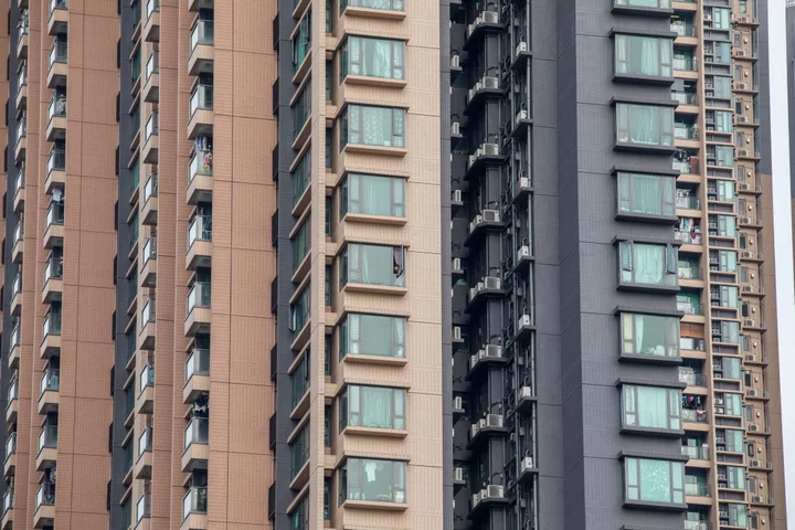 Hong Kong’s Biggest Developer Sells Homes at Six-Year Low Price
