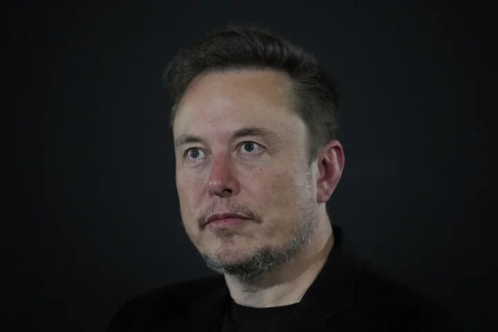 Elon Musk weighs in on the scooped bagel debate