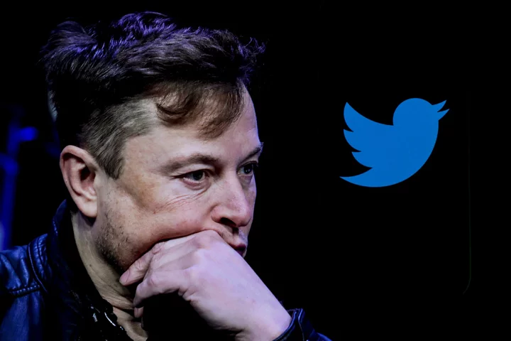 Right-wing Musk fans win Twitter CEO's loyalty. Staff loses.