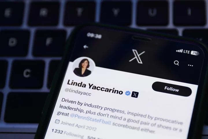 Twitter / X is losing users. CEO Linda Yaccarino just confirmed it in a tense interview.