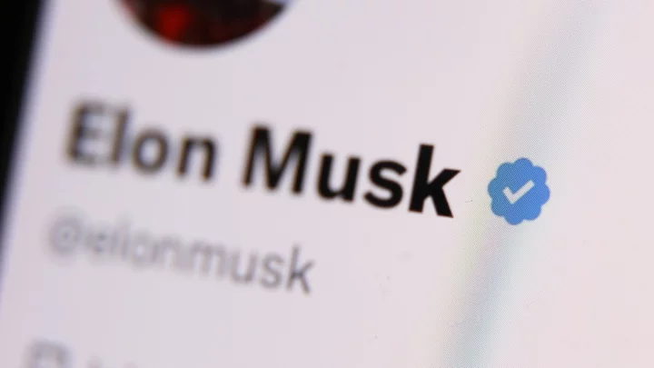 Elon Musk's X/Twitter is letting paying users hide their blue ticks