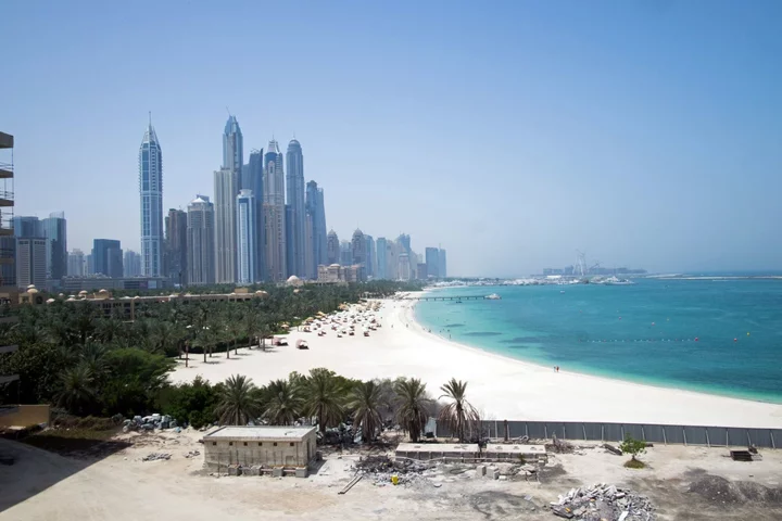 Chinese Tourists Flock to Dubai During Golden Week on Free Visa
