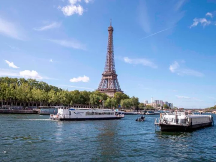 Eiffel Tower briefly evacuated over bomb threat