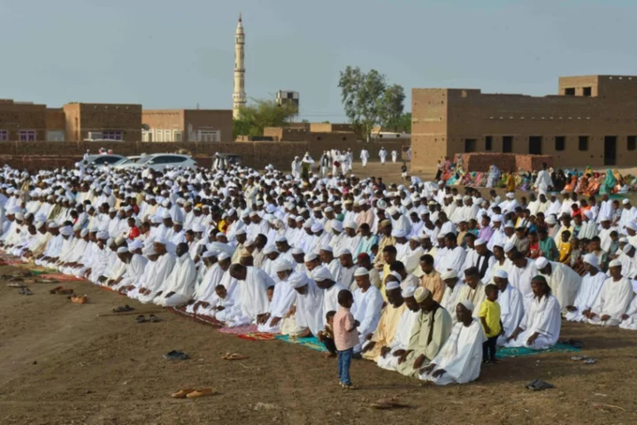 Gunfire shatters Eid prayer for peace by fed-up Sudanese