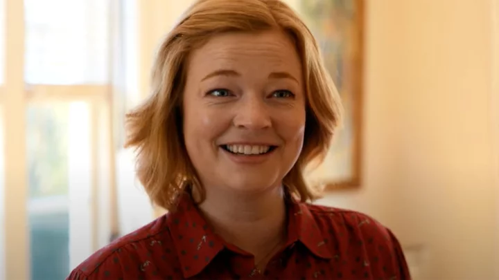 Sarah Snook and Zach Galifianakis can't stop giggling in 'The Beanie Bubble' bloopers
