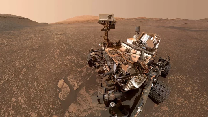 NASA rover makes adventurous trip, then snaps stunning Mars picture