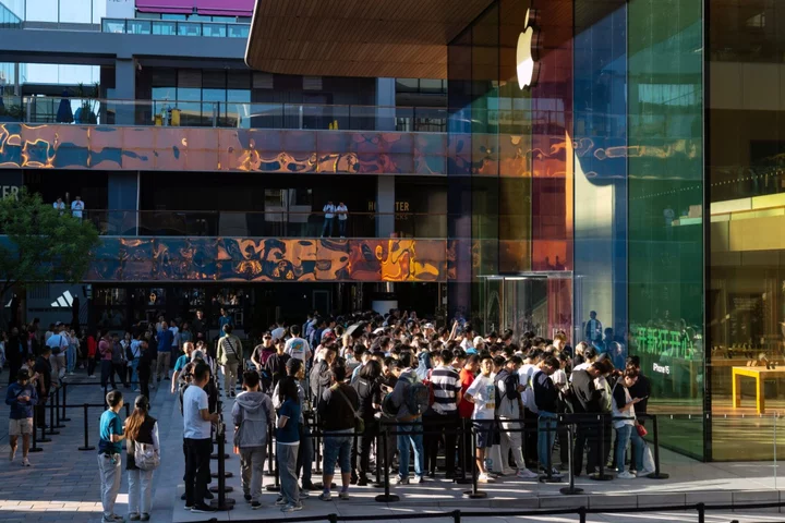 Despite China’s iPhone Ban, Buyers and Scalpers Are Flocking to Apple Stores