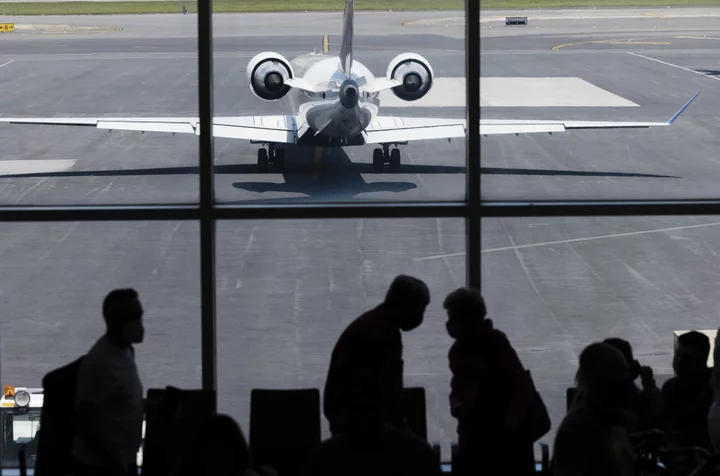 US Allows Carriers to Extend NYC Flight Cuts Amid Air Congestion