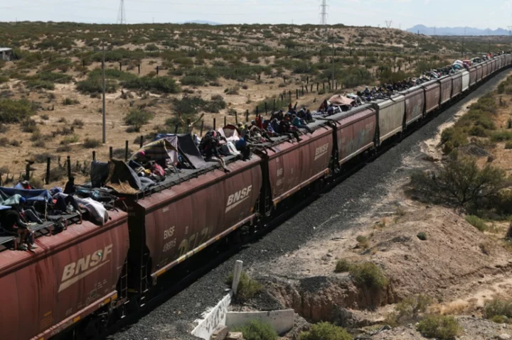 1,000 migrants dream of US on train ride through Mexico