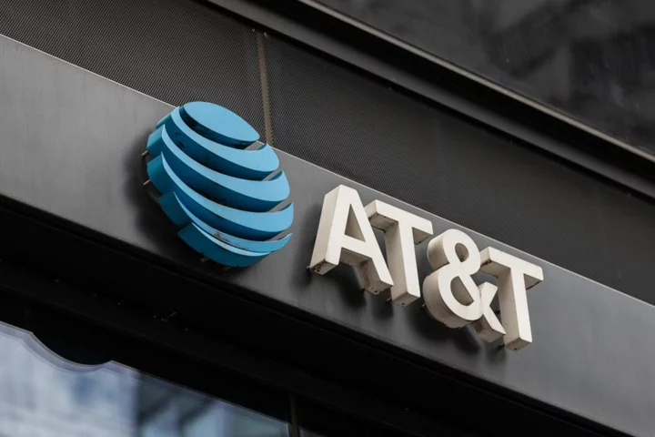AT&T and Verizon quietly add surcharges to old unlimited plans