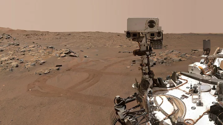 NASA rover films 1-mile-high twister spinning on Mars