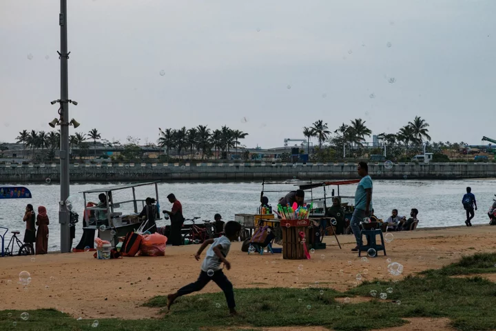 Sri Lanka Eyes Chinese Tourism to Help Ease Debt Crisis