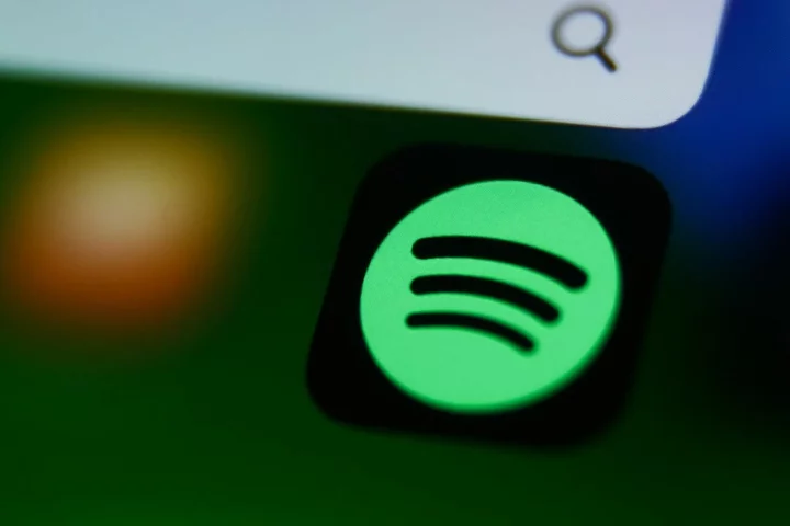 Spotify now transcribes podcasts so you can read along. Here's how it works.