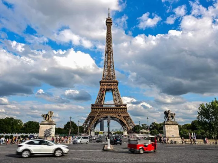 Man arrested after jumping off Eiffel Tower with a parachute