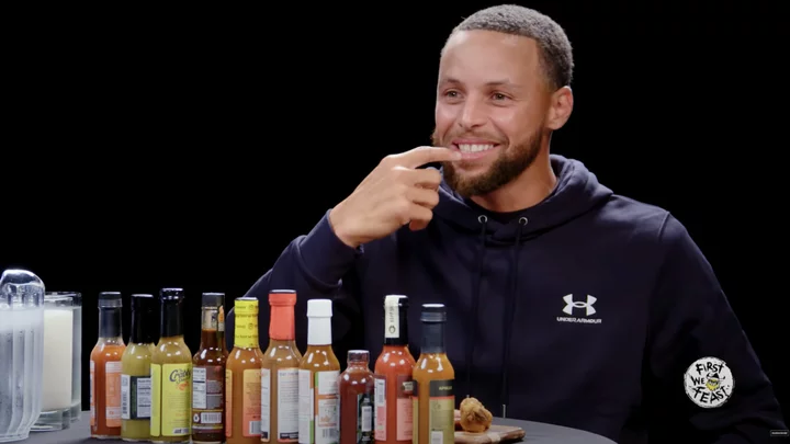 Steph Curry breathes through the pain on 'Hot Ones'