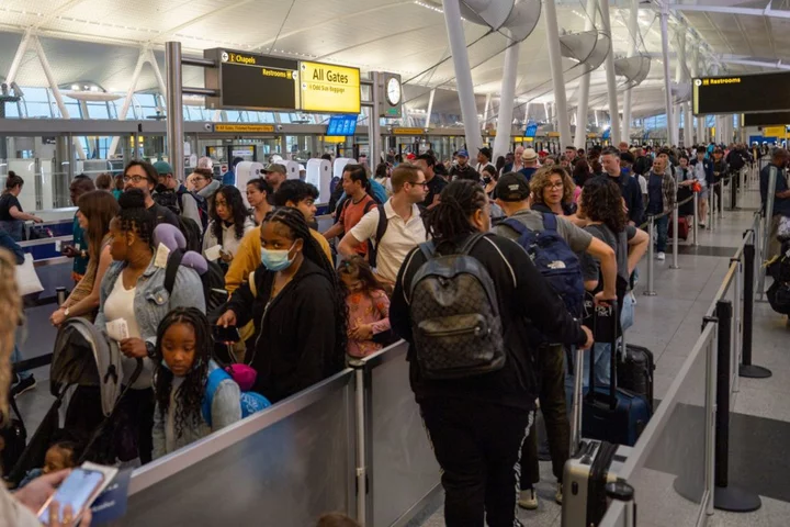 Flight Disruptions Linger Ahead of Busy Holiday