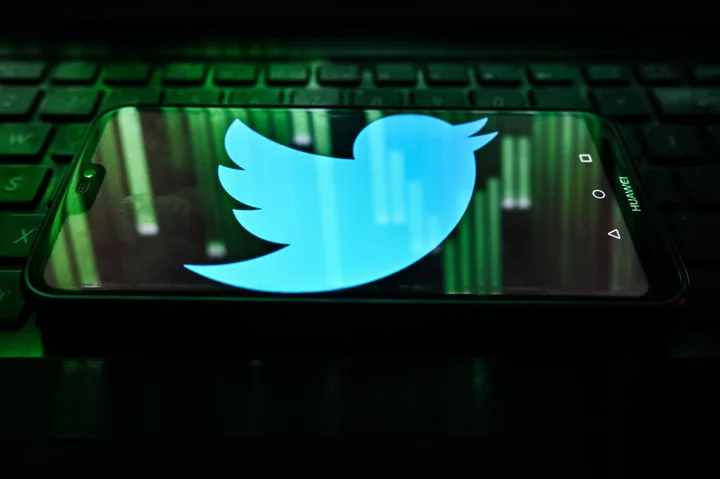 Twitter users report deleted tweets return, won't delete